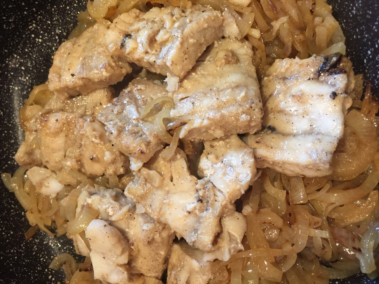 Dorschfilet mit Kartoffelpüree und Zwiebeln - Die lauten Nachbarn